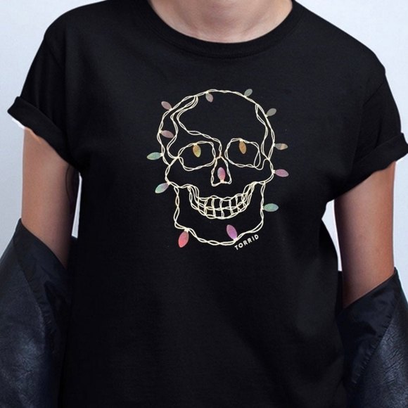 NWT Torrid Woman's Black Skull with Christmas Lights Graphic Tee Size Medium - Picture 1 of 6